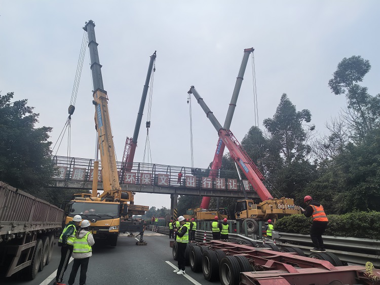2.28隆納高速突發(fā)事故  “一路多方”高效處治恢復道路暢通3.jpg