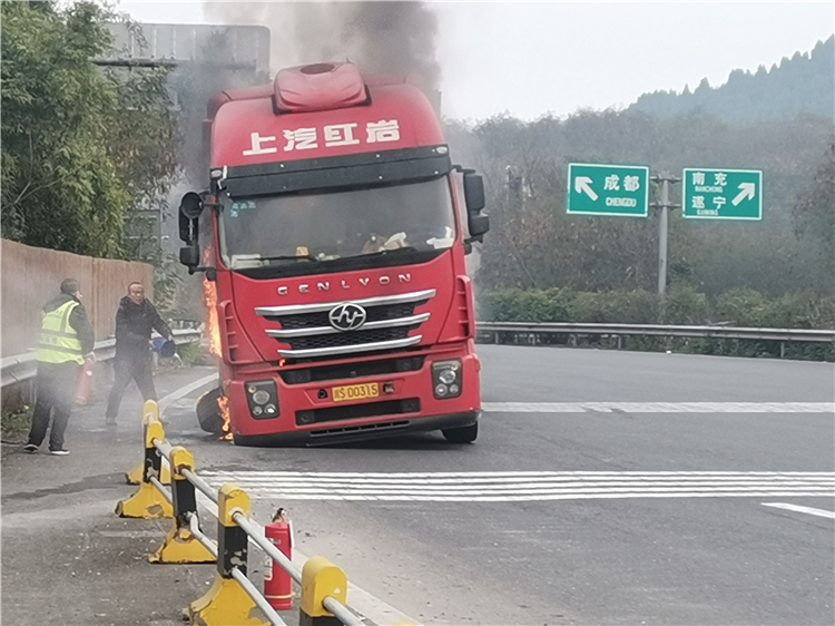 成南公司大英收費(fèi)站高效處置貨車自燃事故.jpg