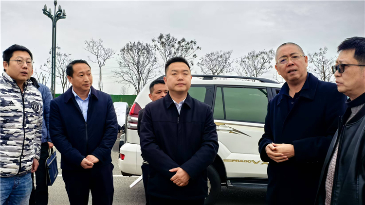 成都市交通運(yùn)輸局黨組成員、副局長(zhǎng)吳三育赴成南高速公路擴(kuò)容項(xiàng)目成都段檢查全國(guó)“兩會(huì)”期間安全生產(chǎn)工作.JPG